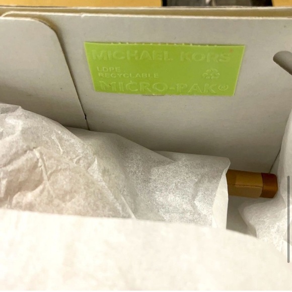 BRAND NEW Michael Kors Dorothy Flex Pump - Picture 8 of 8